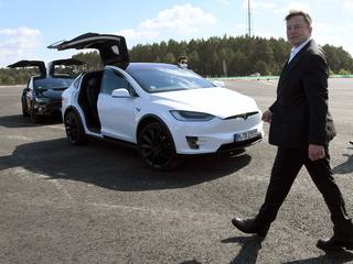 Elon Musk w trakcie wizyty na placu budowy fabryki Tesli w Gruenheide pod Berlinem (początek września 2020 r.)