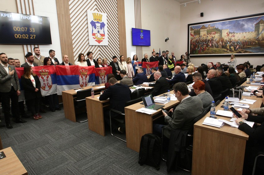 Dnevni red je usvojen i zasedanje je nastavljeno posle pauze uprkos ometanjima