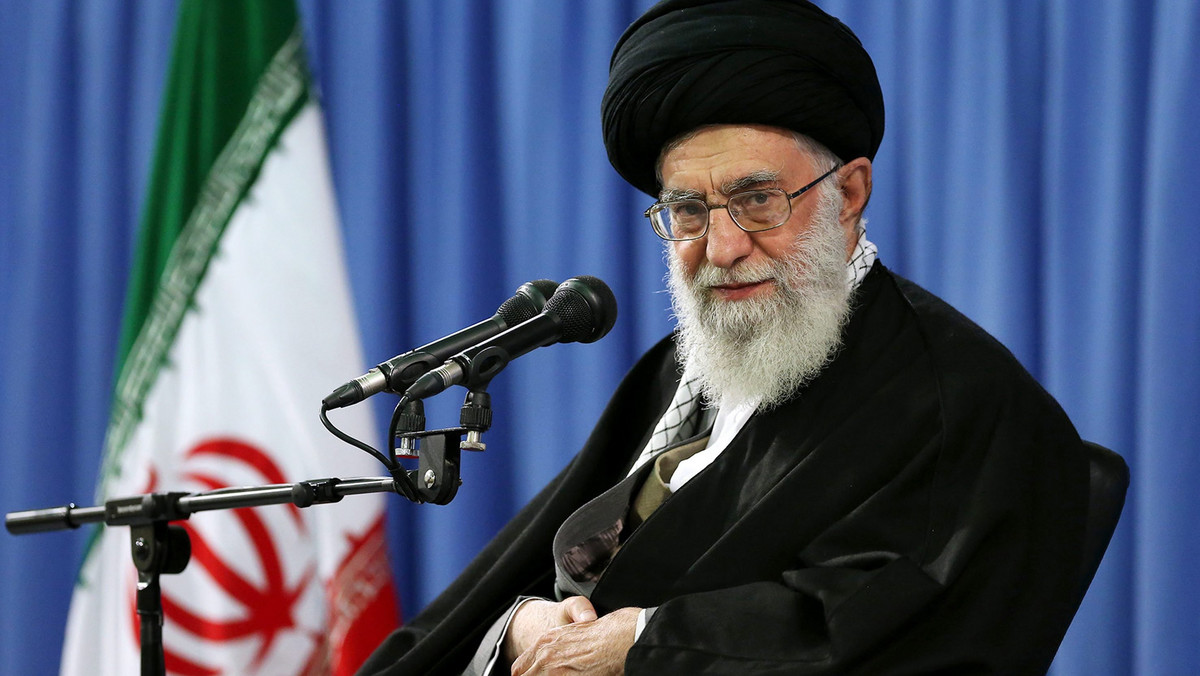 Wstępne porozumienie Iranu i mocarstw ws. programu atomowego nie gwarantuje, że w czerwcu podpisana będzie ostateczna umowa - ocenił ajatollah Ali Chamenei. Dodał, że Iran nie pozwoli na inspekcje obiektów wojskowych ani kontrole niekonwencjonalne.