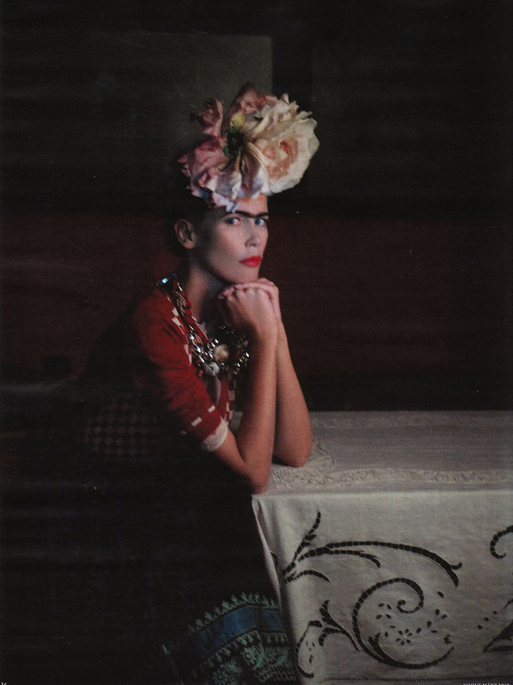 Claudia Schiffer jako Frida Kahlo w Vogue