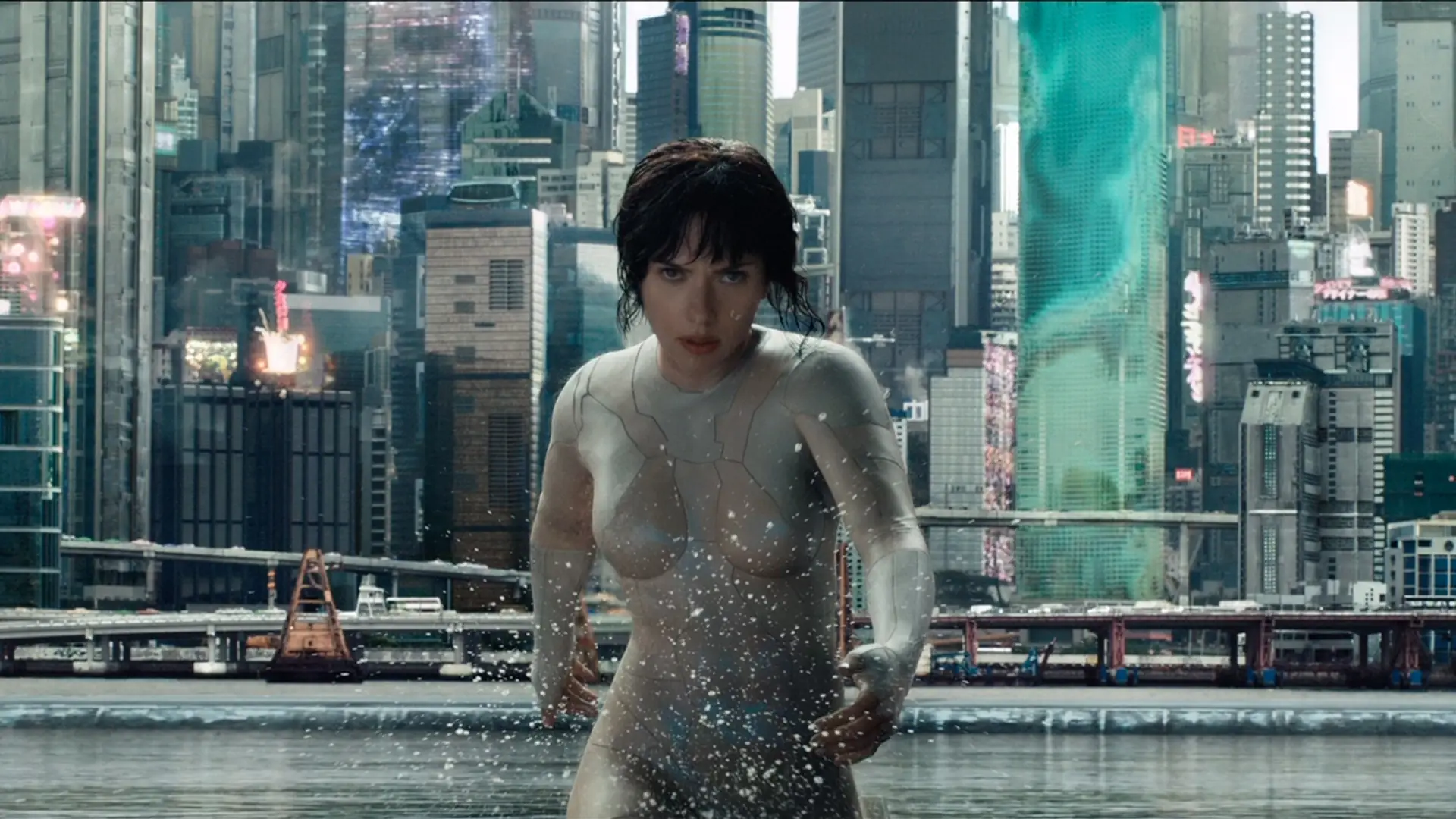 Scarlett Johansson znowu kopie tyłki w trailerze do "Ghost In the Shell"