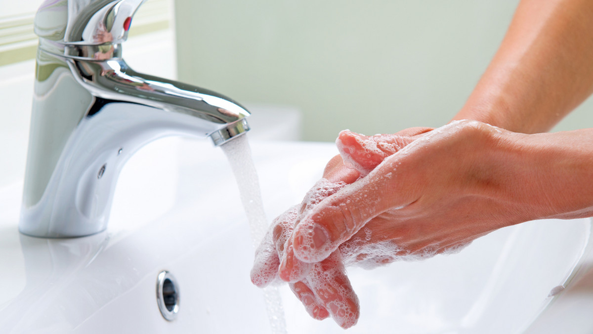 Mycie rąk to najlepszych i najskuteczniejszy sposób na uniknięcie wielu chorób. Niestety bardzo często o tym zapominamy, a jeśli już myjemy ręce po wyjściu z toalety czy przed jedzeniem, to robimy to źle.
