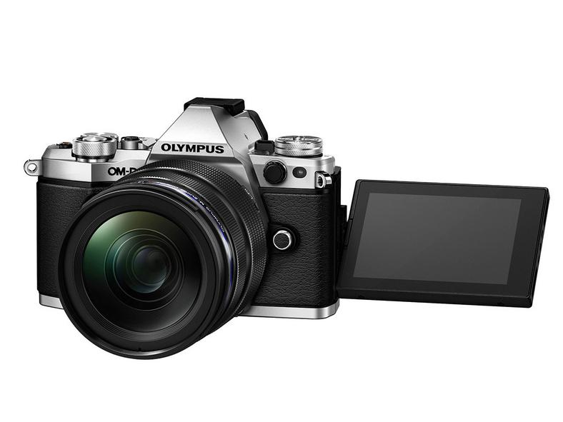 Olympus OM-D E-M5 II – pierwszy konsumencki aparat cyfrowy z trybem High Res. Wykonuje serię 8 zdjęć o rozdzielczości 16 MP i scala je w końcowy obraz o rozdzielczości 40 MP.