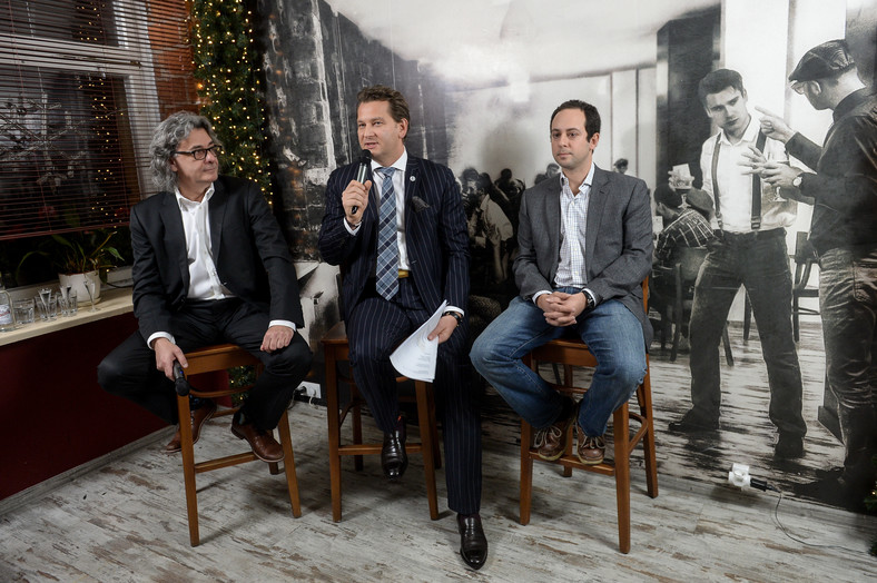  Producent Sławomir Jóźwik (L), właściciel "Wprost" i "Do Rzeczy" Michał Lisiecki (C) i syn pisarza Matthew Tyrmand (P) podczas konferencji nt. powstającego filmu "Zły", na podstawie książki Leopolda Tyrmanda