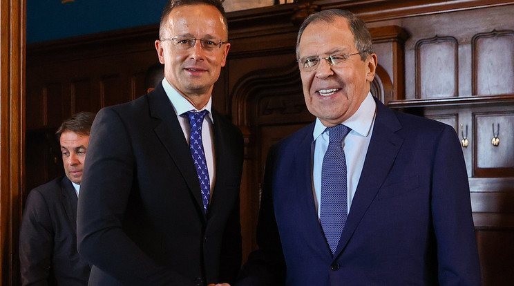 Szijjártó Péter és Szergej Lavrov  kézfogása a tárgyalások után /Fotó: TIEPA Az orosz külügyminisztérium sajtószolgálata