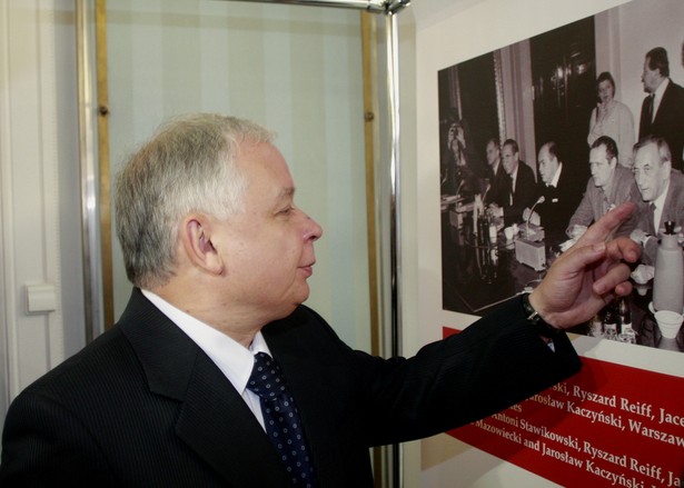 Lech Kaczyński na wystawie "Polska droga do niepodległości 1980-1989"