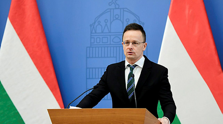 Szijjártó Péter is kitöltötte az újranyitásról szóló nemzeti konzultációt/ Fotó: MTI/Koszticsák Szilárd