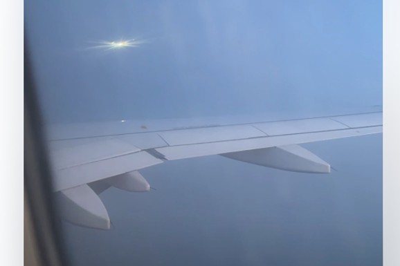 (VIDEO) "ČUO SE JEZIV PRASAK, KAO EKSPLOZIJA! Denis snimio stravičan prizor iz aviona: Svi putnici se ZALEDILI OD STRAHA, a onda je usledio novi šok