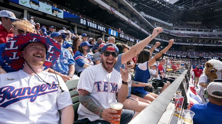 Negyvenezren tolongtak Amerikában egy baseball meccsen a járvány közepén. / Fotó: MTI/AP/Jeffrey McWhorter