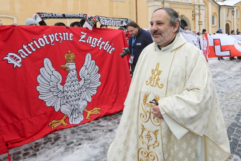 W słowie do kibiców duszpasterz środowisk kibicowskich ks. Jarosław Wąsowicz nawiązał m.in. do radości Bożego Narodzenia. Zaznaczył, że nie chodzi o świętowanie rocznicy historycznego wydarzenia, lecz „o wciąż dokonującą się rzeczywistość”. „Jeżeli jesteśmy otwarci na dar Bożego Słowa; przymierza, które Bóg zawarł z nami przez Chrystusa, to on będzie rodził się w naszych sercach zawsze” - wskazał. „Czas Bożego Narodzenia to czas nadziei, że wraz z przychodzącym na świat Panem Jezusem wszystko jesteśmy w stanie zmienić na lepsze. Nie tylko nasze serca, ale świat wokół nas. Dziękujemy Panu Bogu za nadzieję płynącą z betlejemskiej groty, mając w pamięci tę prawdę o tym wydarzeniu, że odkąd Syn Boży przyszedł na świat, znajdowali się ludzie, którzy go nie przyjęli, a nawet zwalczali” - zastrzegł duszpasterz.