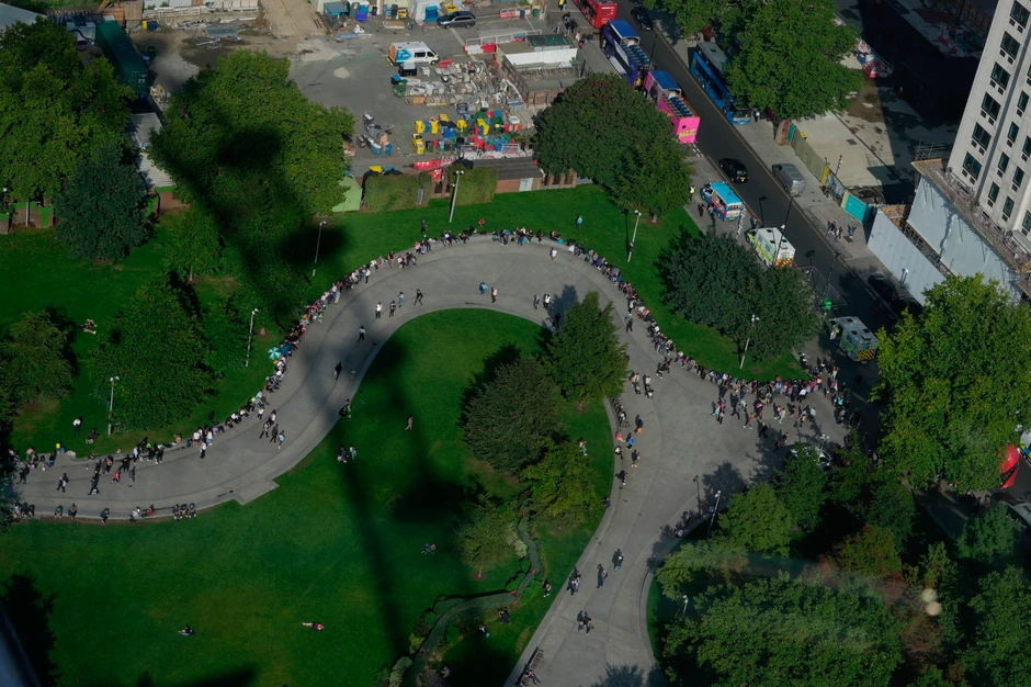 Kilometarski redovi u Londonu za odavanje pošte kraljici Elizabeti