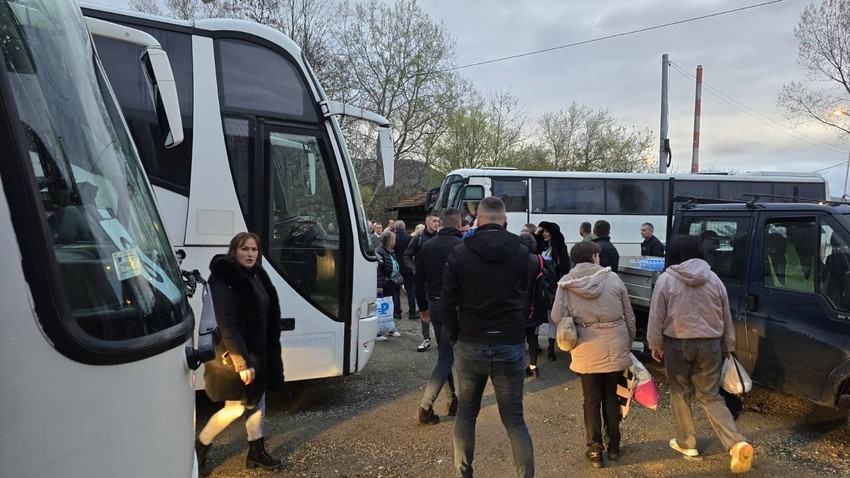 Srbi sa Kosova pred polazak za Beograd