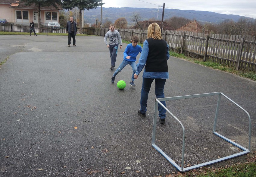 Jasmina je do prošle godine sa đacima igrala fudbal, isto je činio i Mićo dok je radio kao učitelj