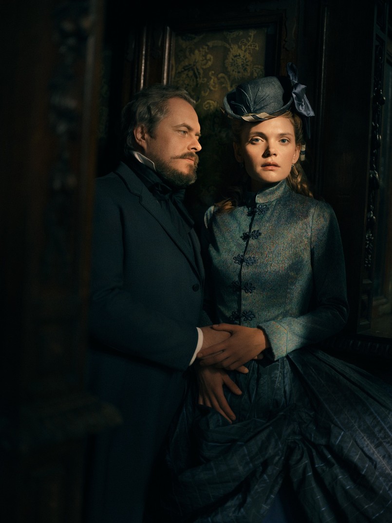 Tomasz Schuchardt jako Stanisław Wokulski oraz Sandra Drzymalska jako Izabela Łęcka w serialu "Lalka"