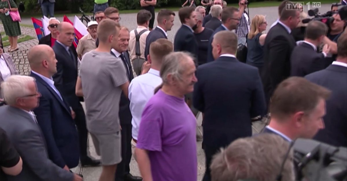 "Wiadomości" dalej o marszu 4 czerwca: komuniści i seksworkerki pod rękę z Tuskiem