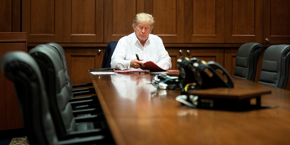 Prezydent USA, Donald Trump w sali konferencyjnej szpitala wojskowego Walter Reed