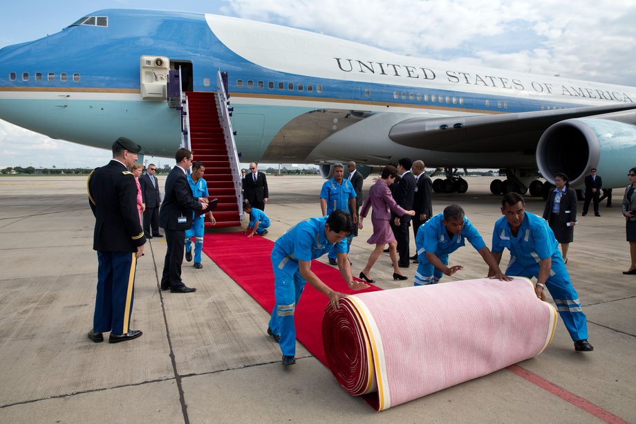 Pracownicy przygotowują się do ceremonii powitania prezydenta Baracka Obamy na lotnisku w Bangkoku w Tajlandii w 2012 r.