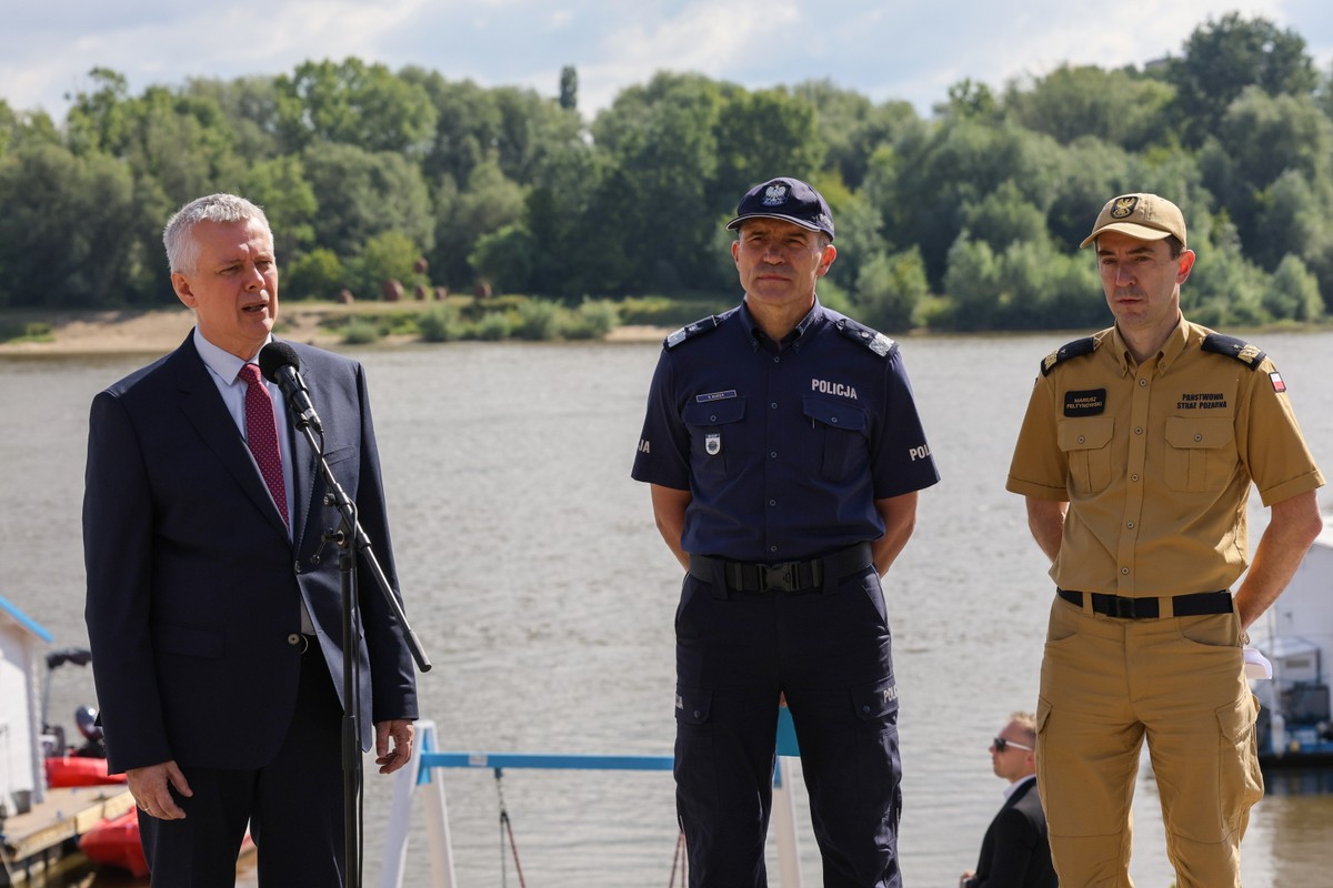 Minister spraw wewnętrznych i administracji, koordynator służb specjalnych Tomasz Siemoniak, komendant Główny Państwowej Straży Pożarnej nadryg. Mariusz Feltynowski oraz zastępca Komendanta Głównego Policji nadinsp. Roman Kuster na konferencji prasowej nad Wisłą na Bulwarze Flotylli Wiślanej w Warszawie