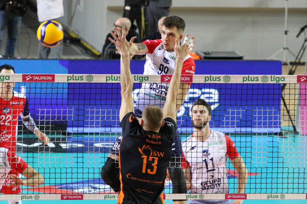 Zawodnik Grupy Azoty ZAKSA Kędzierzyn-Koźle Norbert Huber (góra) i Jurij Gladyr (dół) z Jastrzębskiego Węgla podczas meczu 13. kolejki Ekstraklasy siatkarzy