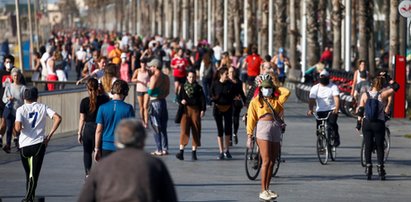 Tłumy Hiszpanów na ulicach. Grozi im nawrót epidemii?