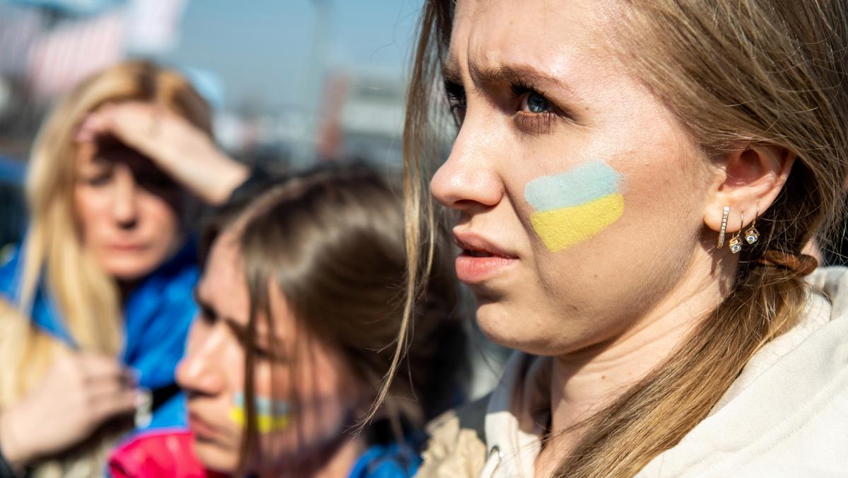 W Toruniu w geście solidarności z Ukrainą, ludzie protestowali przeciwko produkcji materiałów opatrunkowych w Rosji