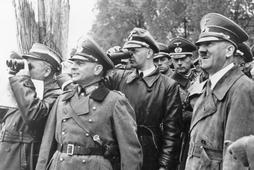 Hitler podczas inspekcji „ściany zachodniej w rejonie Karlsruhe i Kehl. Od lewej stoją: generał Kurt Waeger i Fritz Todt. Za kamerdynerem Hitlera Franzem Linge (w czarnym płaszczu) stoi lekarz Führera dr Karl Brandt, maj 1939 r.
