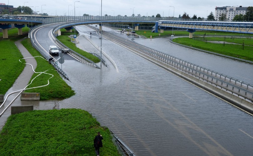 Deszcz zaskoczył kierowców