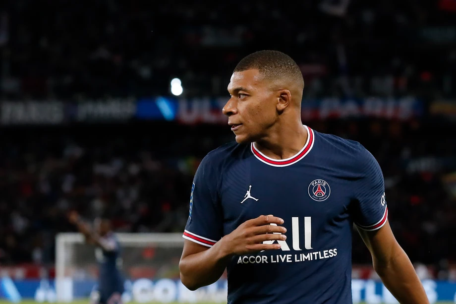 Mbappe jest pierwszym zawodnikiem w zestawieniu, którego zarobki znacząco odbiegają od wyników finansowych czołowej trójki. Francuz zarobi 24 miliony euro w ramach kontraktu z PSG oraz 13 milionów euro dzięki umowom reklamowym