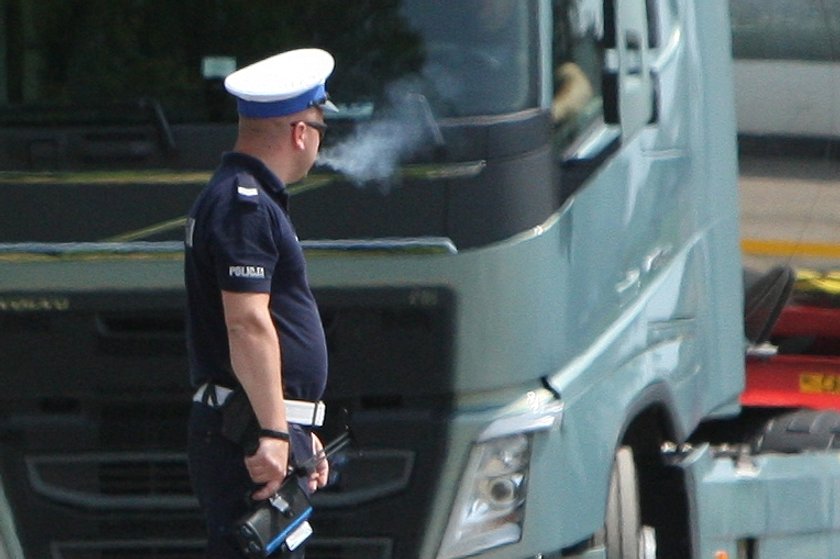 Policjant pali w trakcie pracy