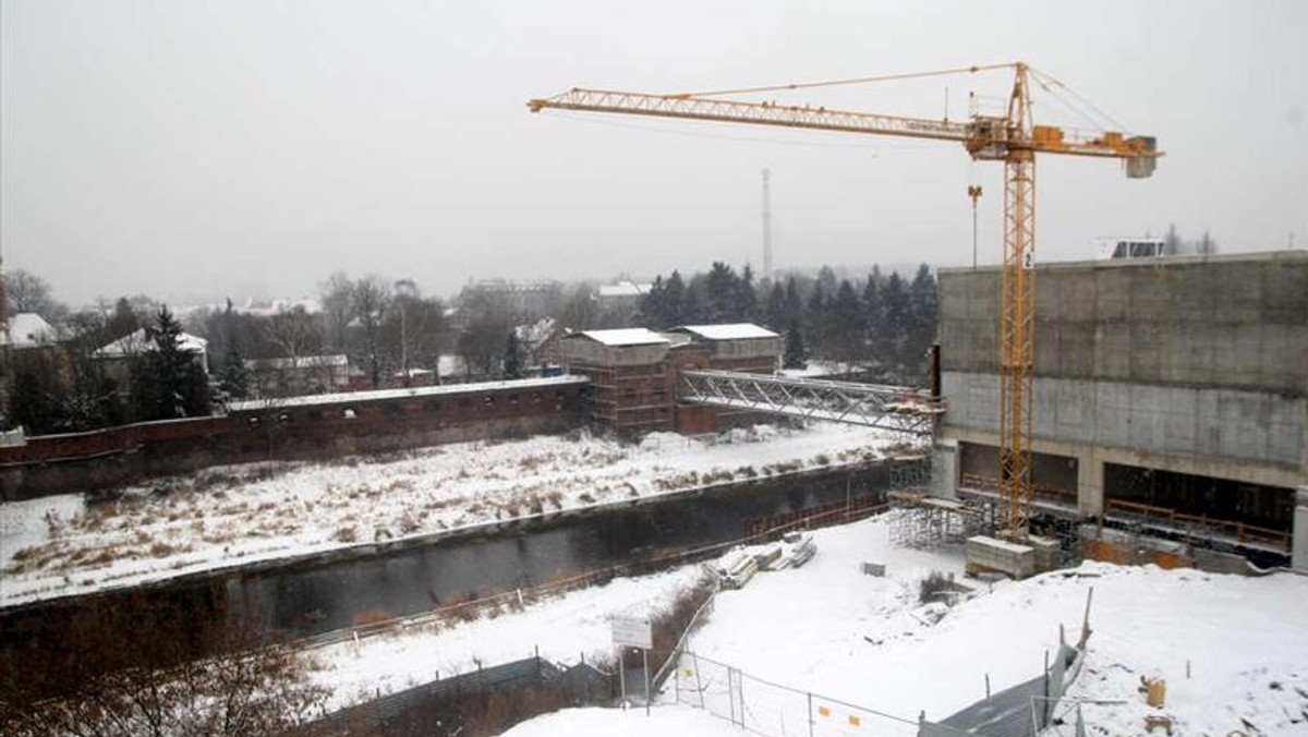 Czarny scenariusz w sprawie Interaktywnego Centrum Historii Ostrowa Tumskiego niestety się ziścił. Po ogłoszeniu upadłości spółki Hydrobudowa, która była głównym wykonawcą inwestycji, podjęto decyzję, że zostanie rozpisany nowy przetarg na dokończenie budowy.