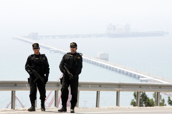 (MAPA) OVO JE JEDINI SPAS ZA EVROPU! Ormuski moreuz postaje grobnica nafte, a zemlja u blizini Balkana izvlači KECA IZ RUKAVA: Dok Iran i Amerika ratuju, oni kuju tajne planove