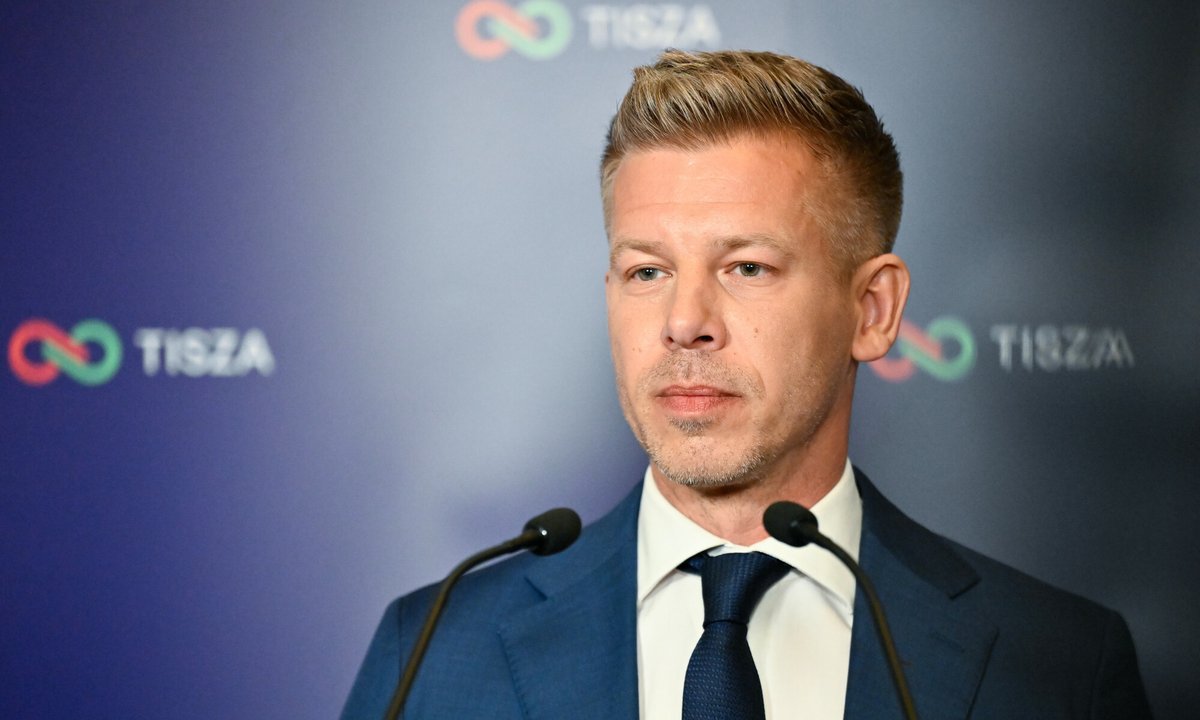 Péter Magyar z synem na czerwonym dywanie. "Jak dwie krople wody"