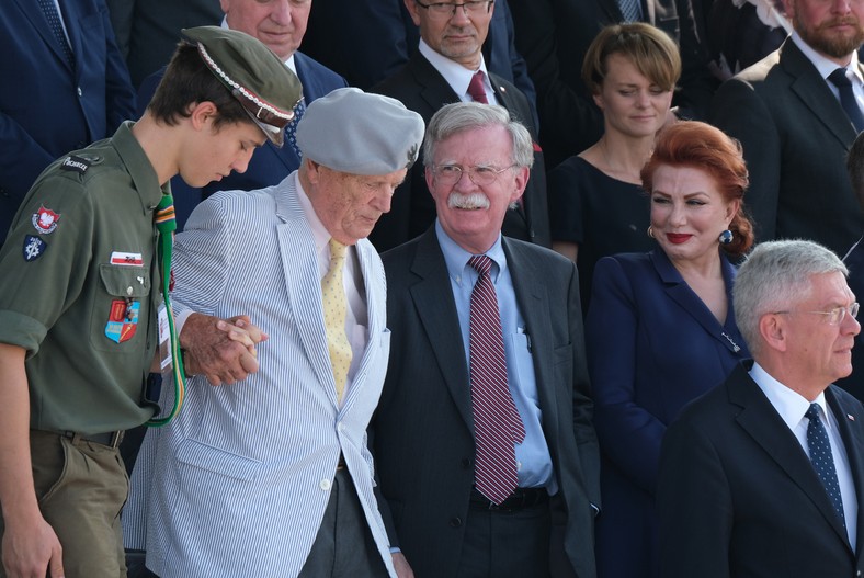 John Bolton (w środku) podczas obchodów 80. rocznicy wybuchu II wojny światowej w Warszawie. Po jego lewej ręce ambasador USA Georgette Mosbacher