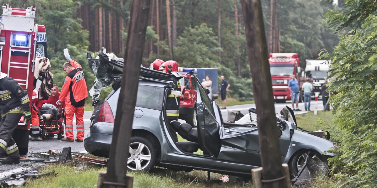 Peugeot uderzył w tira. Kierowca nie miał szans