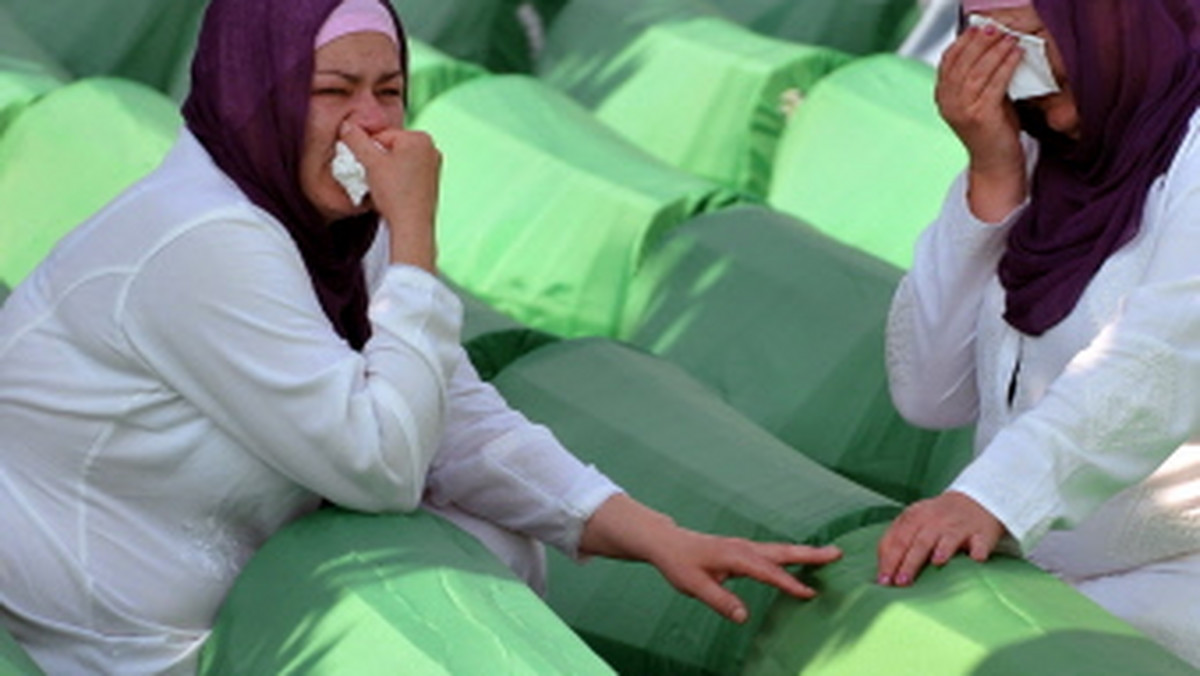 Państwo holenderskie jest odpowiedzialne za śmierć trzech Muzułmanów w masakrze dokonanej przez siły serbskie po upadku Srebrenicy podczas wojny bośniackiej (1992-95) - orzekł holenderski sąd apelacyjny i nakazał wypłacenie odszkodowań ich krewnym.