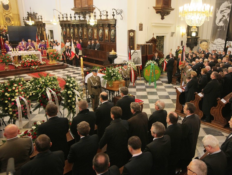 Uroczystości pogrzebowe zmarłego w katastrofie prezydenckiego samolotu pod Smoleńskiem prezesa Narodowego Banku Polskiego Sławomira Skrzypka, w kościele św. Krzyża w Warszawie 19 bm. (wroa) PAP/Paweł Supernak