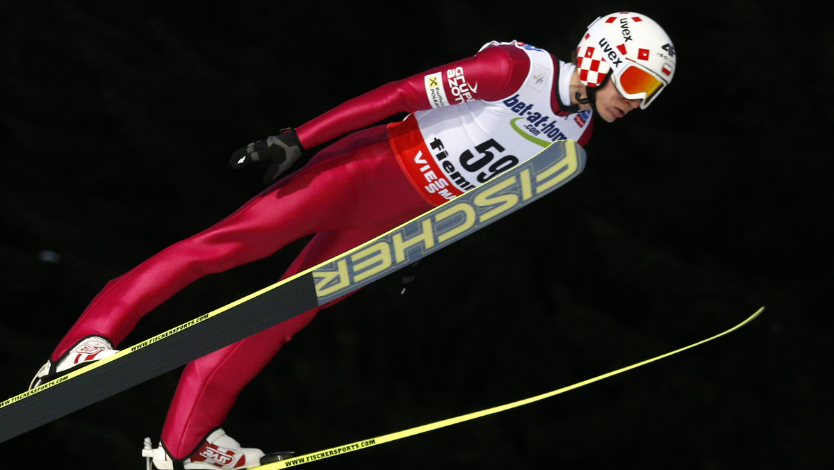 Kamil Stoch prowadzi po pierwszej serii konkursu na dużej skoczni (HS 134) podczas mistrzostw świata w narciarstwie klasycznym. Polakowi, prowadzenie zapewnił genialny skok na odległość 131,5 m i fantastyczne noty od sędziów! Wicelidera, Petera Prevca, nasz zawodnik wyprzedza aż o 4,9 pkt! Wielką porażką pierwsza seria zakończyła się dla Gregora Schlierenzauera. Faworyt konkursu skoczył 125 m i zajmuje dopiero 16. miejsce.