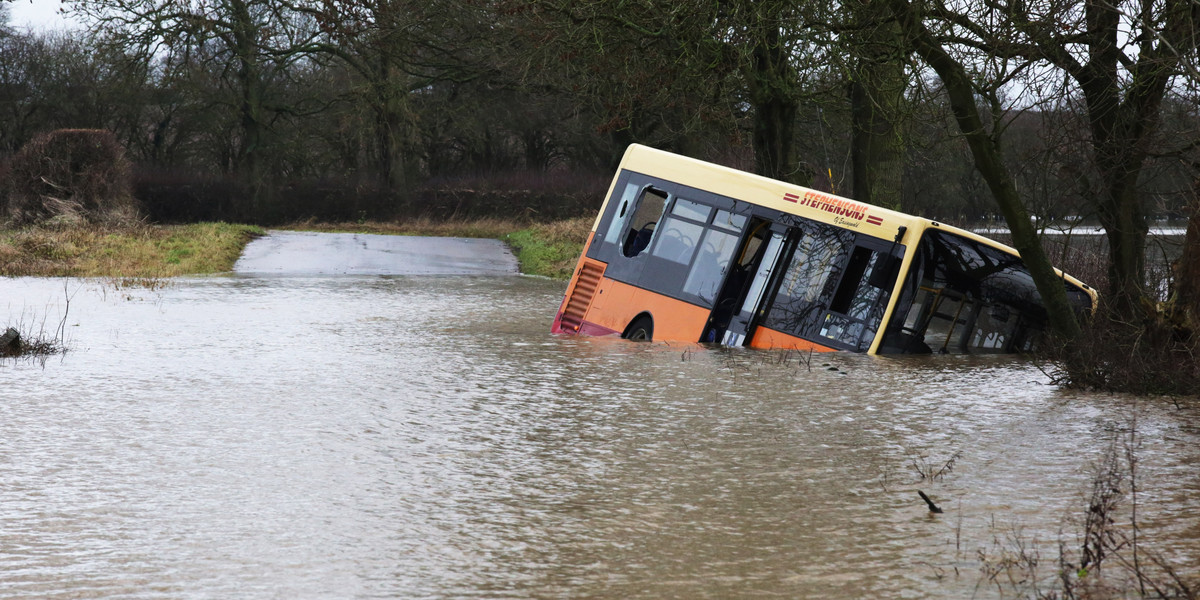 Woda porwała autobus. W środku były dzieci!