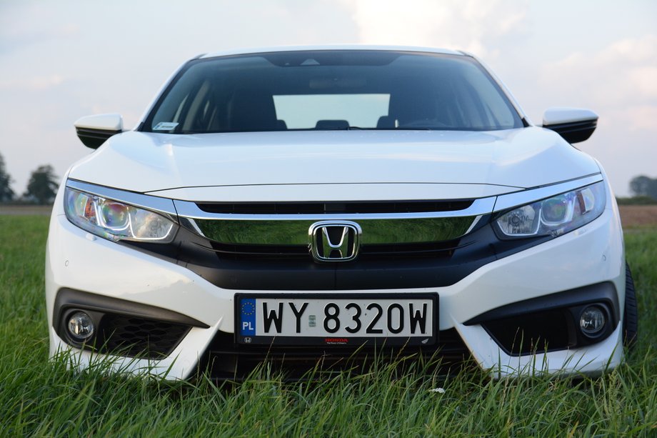 Honda Civic sedan 1.5 VTEC Turbo - w kompaktowej limuzynie też drzemią emocje 2