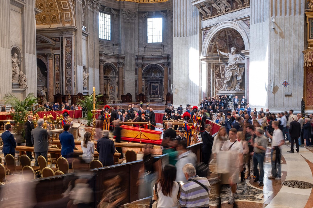 Vatican. Crowds say goodbye to Pope Francis. The basilica will be open longer