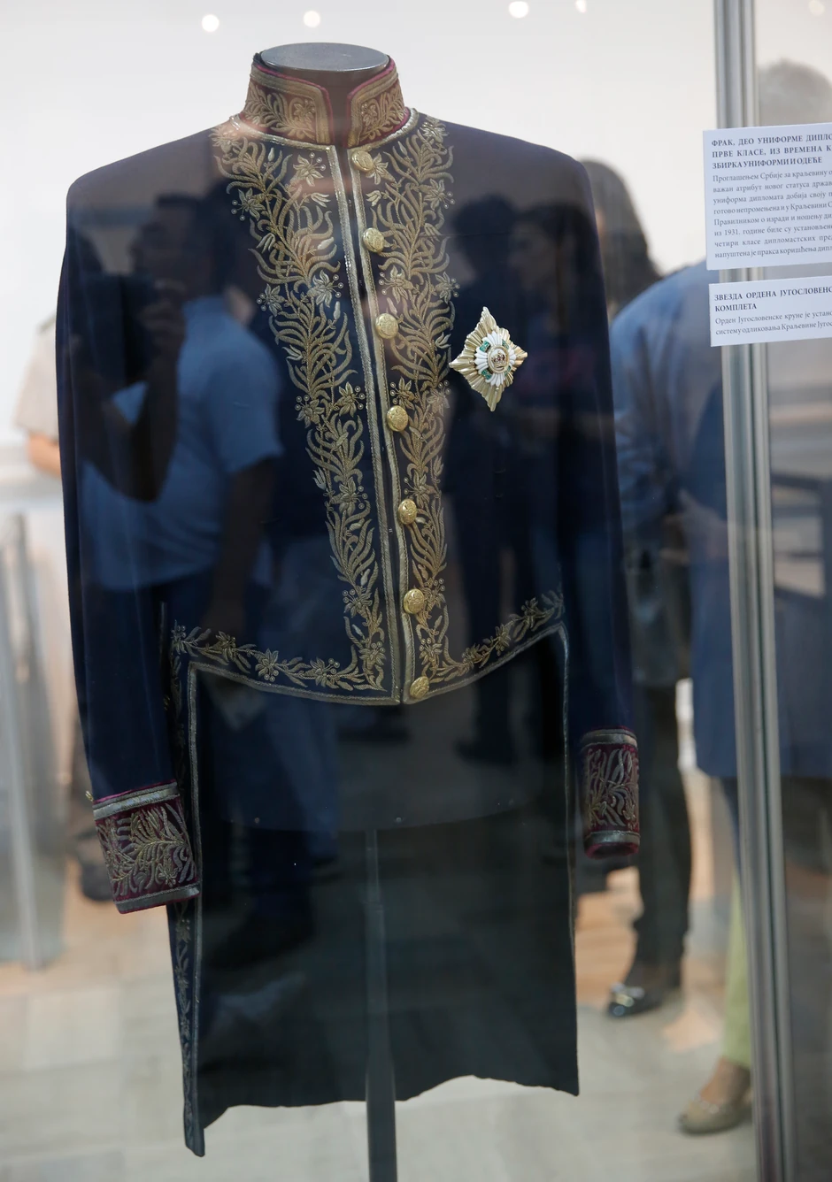 Frak, deo uniforme diplomatskog predstavnika prve klase iz vremena Kraljevine Jugoslavije sa zvezdom Ordena Jugoslovenske krune I stepena (ustanovljene 1930)