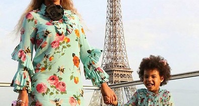 Így szégyenkezett Beyoncé és Jay Z kislánya, amikor meglátta szülei ágyjelenetét a koncertjükön!