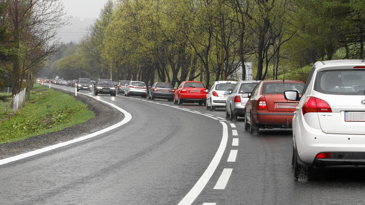 Kondukt żałobny motocyklistów z ciałami trójki Węgrów, którzy zginęli w wypadku na "zakopiance" w niedzielę 27 maja, wyruszył dziś z Krakowa. To spontaniczna akcja miłośników dwóch kół - informuje "Gazeta Wyborcza".