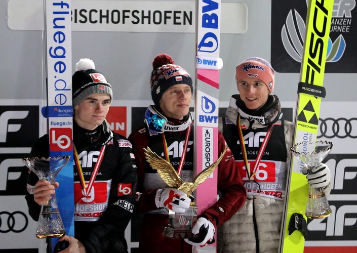 Podium 68. edycji Turnieju Czterech Skoczni w skokach narciarskich - od lewej: Marius Lindvik z Norwegii (drugie miejsce), Polak Dawid Kubacki (zwycięzca) i Karl Geiger z Niemiec (trzecie miejsce), na obiekcie 'Paul-Ausserleitner-Schanze' w Bischofshofen