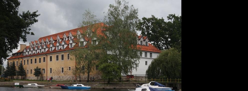 <strong>Węgorzewo</strong>
<br></br>
Miasto leży nad drugim co do wielkości polskim jeziorem. Węgorzewo to nie tylko woda i żagle. Oprócz plaży i portu można tu zobaczyć m.in. XIV-wieczny zamek krzyżacki i późnobarokowy kościół. Od 1991 roku odbywa się tu rockowa impreza pod nazwą Seven Festival. Tegoroczna edycja odbędzie się w dniach 10-12 lipca, a usłyszeć będzie można m.in. Lao Che, Vadera, Turbo i Happysad.
<br></br>
fot. Wikipedia