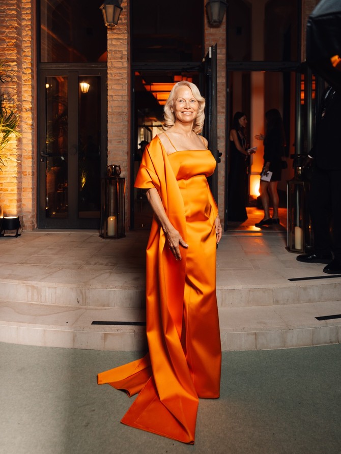 Pamela Anderson na amfAR gala večeri dobila je prestižnu nagradu za humanitarni rad