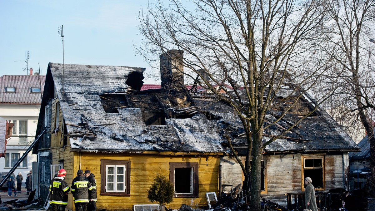 Siedem osób, w tym dwoje dzieci, zginęło, a jedna została ranna w wyniku pożaru, który wybuchł w piątek kilka minut po północy w Białej Podlaskiej w woj. lubelskim - poinformował st. brygadier Paweł Frątczak, rzecznik prasowy Komendanta Głównego Państwowej Straży Pożarnej.