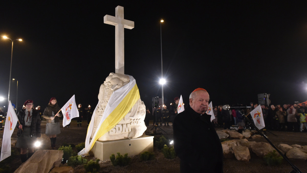 Obelisk z symbolami Światowych Dni Młodzieży został uroczyście poświęcony wczoraj na terenie Campusu Misericordiae w Brzegach koło Wieliczki, gdzie podczas ŚDM 2016 odbędzie się nocne czuwanie i Msza Posłania z papieżem Franciszkiem.