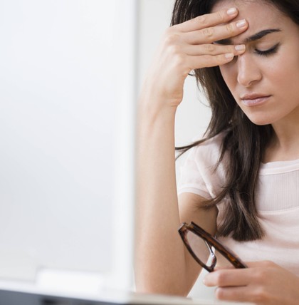 Auch wenn es auf der Arbeit mal stressig wird, sollte man beim Verfassen von wichtigen Mails Konzentration bewahren, um Fehler zu vermeiden.