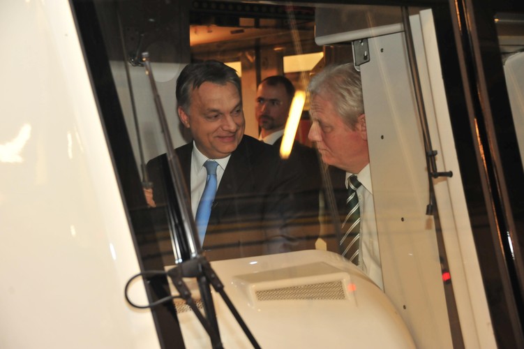 Pierwszym pociągiem przejechał z węgierskim premierem burmistrz Budapesztu István Tarlós (po prawej). Inauguracja z udziałem VIP-ów odbyła się na stacji Kelenföld vasútállomás. Oficjele wygłosili oświadczenia (mocno krytyczne wobec poprzedników), a potem - bez odpowiadania na pytania dziennikarzy - odjechali osobnym pociągiem. Fot. BKK.